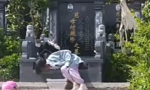 Cô bé nhất quyết không về nhà, đòi ngủ cạnh mộ ông bà khiến nhiều người nghẹn lòng