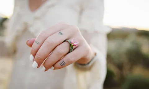 Không cần mua nhẫn kim cương, nhiều cặp đôi trẻ lựa chọn điều khác biệt này để “đánh dấu” hôn nhân