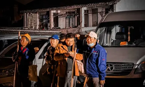 Mỗi sáng đứng chờ việc như “đánh cược”, cuộc sống của lao động lớn tuổi khiến nhiều người xót xa