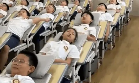 Không còn cảnh gục đầu trên bàn giữa trưa, “ghế biến hình” xuất hiện trong lớp khiến nhiều học sinh thích thú