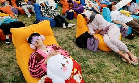 Khi ngủ cũng trở thành cuộc thi: Hàng trăm người trẻ tụ tập bên sông Hàn để "tìm lại giấc ngủ"