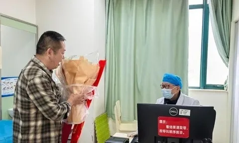 Gần 30 năm sau ca mổ cứu mạng con gái, người cha vẫn quay lại tìm bác sĩ để nói lời cảm ơn khiến ai cũng nghẹn lòng