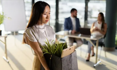 Đi làm gần 20 năm, người phụ nữ bất ngờ bị sa thải chỉ vì... công việc của chồng, tòa án sau đó đưa ra phán quyết gây chú ý