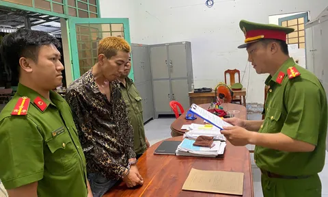 Tạm giữ hình sự Nguyễn Lê Bảo Huy, đối tượng lộ vẻ bất thường và bí mật bên trong lưng quần