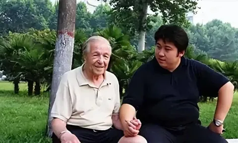 Từng được ông chủ trọ ngoại quốc cưu mang, nam du học sinh làm một điều khiến nhiều người nghẹn lòng