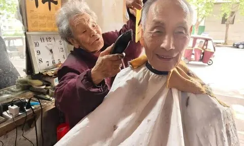 Cụ bà 90 tuổi vẫn đều đặn mở tiệm cắt tóc mỗi sáng, điều đặc biệt nằm ở tấm biển treo trước cửa suốt 26 năm