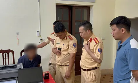 Bị CSGT dừng xe kiểm tra, người đàn ông để lộ "bí mật" bên trong mảnh giấy trắng