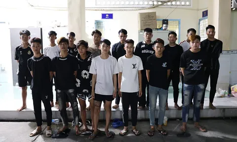 Tạm giữ 33 thanh thiếu niên mang bom xăng, dao tự chế hỗn chiến lúc rạng sáng