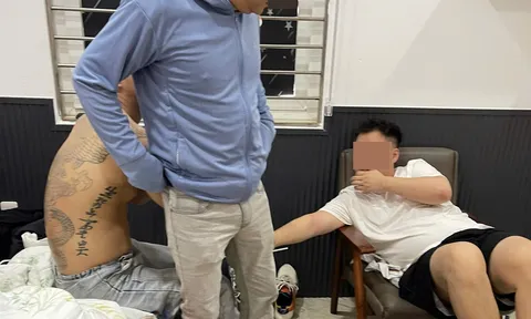 Ập vào kiểm tra căn nhà cho thuê lúc rạng sáng, công an bắt quả tang nhóm đối tượng đang "mở tiệc" ma túy