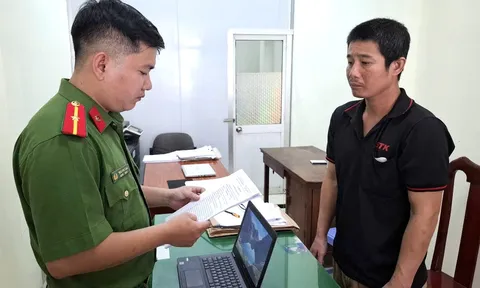 Bị khởi tố vì "chôm" 2 đôi giày
