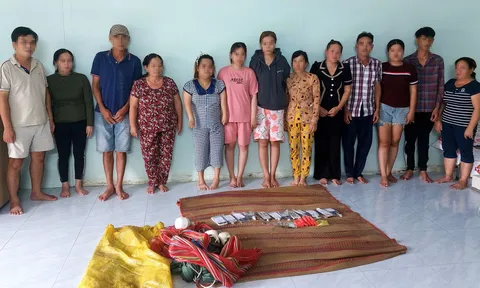 Bắt quả tang 13 “con bạc” tụ tập sát phạt bằng bài binh 6 lá ăn tiền giữa đêm