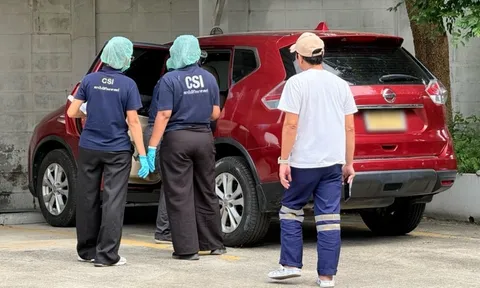 Kiểm tra chiếc ô tô đỏ đỗ ở bãi xe suốt nhiều ngày, cảnh tượng bên trong khiến nhiều người vội báo cảnh sát