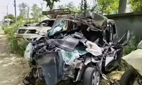Chiếc ô tô biến dạng sau cú tông vào xe tải lúc rạng sáng, 4 người tử vong thương tâm: Liệu tài xế có ngủ gật?