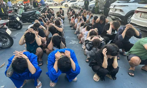 Clip: Trinh sát Công an TP.HCM giương súng chặn ô tô chở ma túy như phim hành động, bắt giữ 140 đối tượng