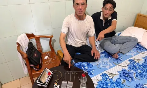 Ập vào kiểm tra nhà nghỉ, công an bắt quả tang 2 người đàn ông đang "phê" ma túy