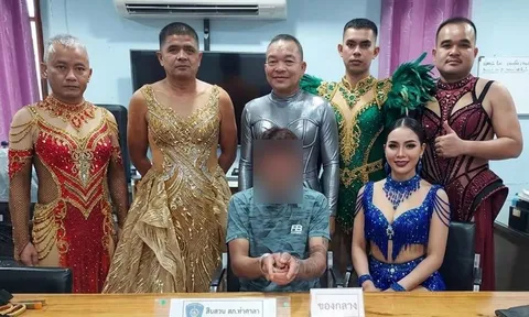 Đang xem biểu diễn giữa phố, nhiều người bất ngờ khi các “vũ công” đồng loạt lao vào bắt nghi phạm ma túy