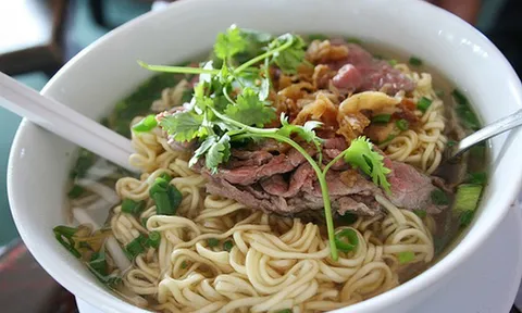 Người đàn ông 45 tuổi “sốc nặng” khi đi khám sau nhiều năm ăn mì gói thay cơm