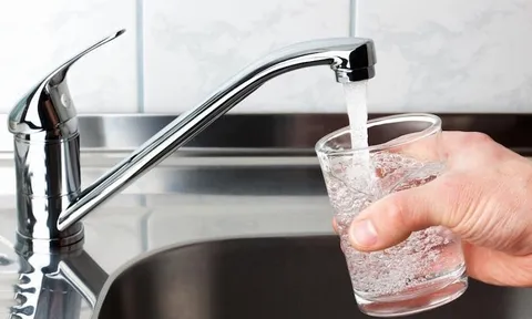 Bị khách sạn từ chối phục vụ nước uống từ vòi, người phụ nữ đòi bồi thường hơn 80 triệu đồng vì lý do này