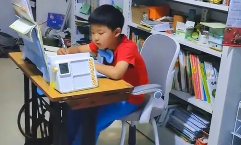 Bé trai liên tục mất tập trung khi học, mẹ mang hẳn máy khâu của bà ngoại vào phòng và phản ứng sau đó khiến nhiều người bất ngờ