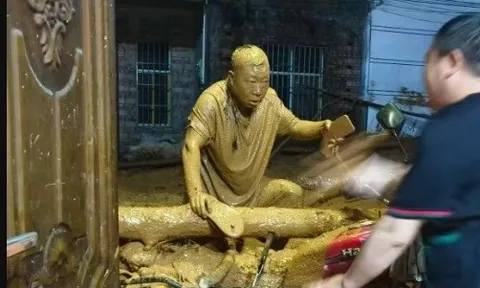 Hình ảnh người đàn ông phủ kín bùn đất sau khi cứu dân khỏi trận sạt lở khiến nhiều người nghẹn lòng