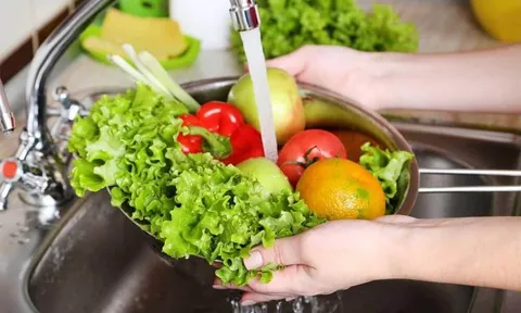 Chuyên gia cảnh báo sai lầm khi ngâm rau bằng nước muối mà nhiều gia đình vẫn làm mỗi ngày