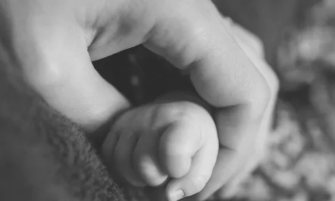 Bé gái 2 tuổi liên tục kêu đau họng rồi tử vong thương tâm: Cuộc gọi giữa giờ làm khiến người mẹ chết lặng khi thấy cảnh tượng này