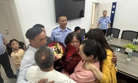 Nhờ bức thư của con trai, người mẹ 70 tuổi bật khóc đoàn tụ họ hàng sau hơn nửa thế kỷ xa quê khiến ai cũng nghẹn lòng