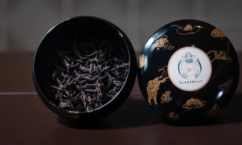 Chỉ là những lá trà khô nhỏ bé nhưng trị giá gần 5 tỷ đồng/kg, được giới nhà giàu săn lùng ráo riết: Muốn mua không chỉ cần tiền mà còn phải có “quan hệ”