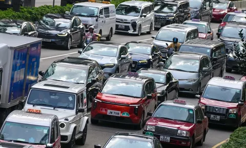 Ít khách, thu nhập xuống dốc, nhiều tài xế công nghệ khiến hành khách "mắt tròn mắt dẹt" khi mở tiệm cắt tóc, bán cà phê ngay trên xe