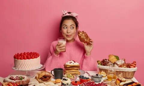 Ăn kiêng 6 ngày rồi "xả láng" 1 ngày, cô gái 25 tuổi phải nhập viện khẩn cấp: Bác sĩ cảnh báo phương pháp giảm cân mà nhiều người đang áp dụng