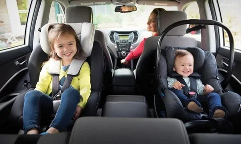 Đây là những trường hợp trẻ em được ngồi ghế trước ô tô mà không bị phạt từ 1/7, phụ huynh nào cũng cần biết