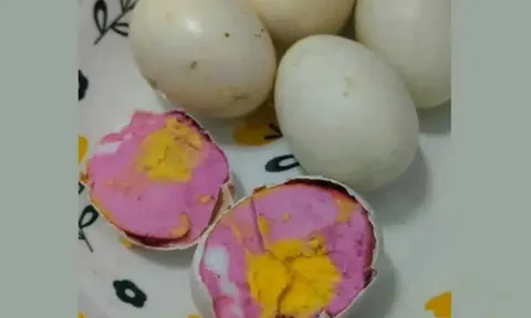Chuyện lạ trong căn bếp: Quả trứng luộc bỗng chuyển sang màu hồng khiến người phụ nữ "sốc nặng", dân mạng đua nhau tìm lời giải