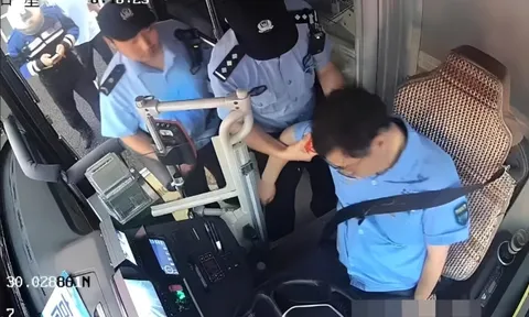 Dần mất ý thức sau tay lái, người tài xế vẫn kịp làm một việc khiến nhiều người bật khóc vì xúc động