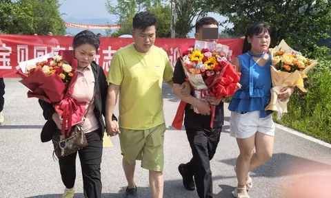 "Con sẽ tìm em về cho mẹ": Lời hứa kéo dài suốt 39 năm ròng và cuộc đoàn tụ đẫm nước mắt khiến nhiều người xúc động