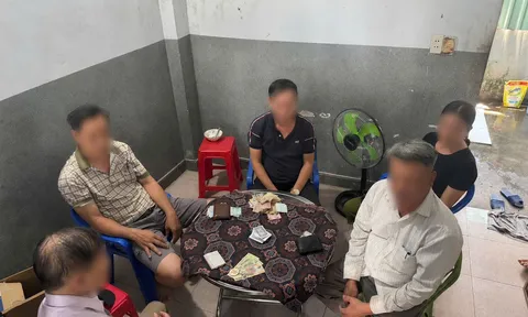 Bắt quả tang nhóm đối tượng tổ chức "đánh phỏm" ăn tiền