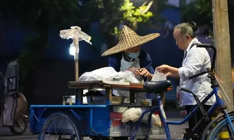 Bán chiếc bánh chỉ gần 2.000 đồng suốt hai thập kỷ mà nhất quyết không tăng giá, cụ ông 92 tuổi nói một câu khiến nhiều người xúc động