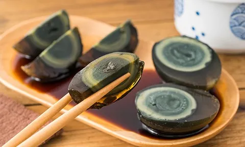 Nhìn đen sì, có mùi "khó ngửi" nhưng loại trứng này lại được xem là "kho báu dinh dưỡng", nhiều người ăn rồi mới mê