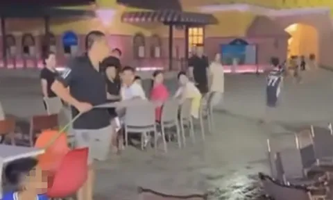 Vụ người đàn ông cầm vòi nước xịt về phía du khách ở Cửa Lò: Lời khai ban đầu gây chú ý