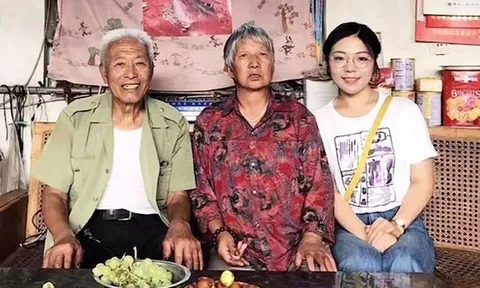 Giúp một cụ ông lạ mặt trên tàu điện, cô gái trẻ không ngờ suốt 8 năm sau vẫn đều đặn nhận những món quà đặc biệt này