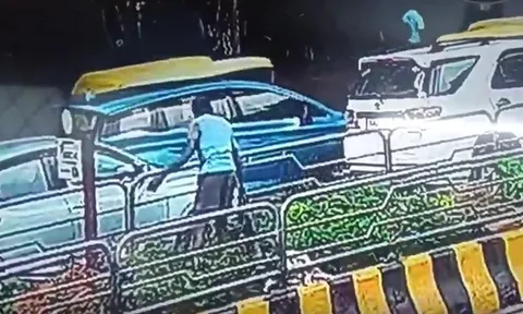 Camera ghi lại cảnh nam công nhân bất ngờ ngã gục sau khi chạm phải một nguồn điện khi đang thi công, cái kết khiến nhiều người xót xa