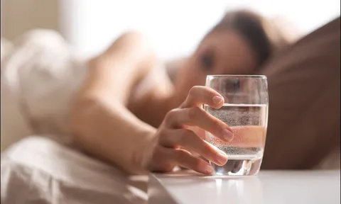 Uống nước trước , trong hay sau bữa ăn tốt hơn?: Chuyên gia chỉ ra lợi ích của từng thời điểm ai cũng nên đọc