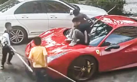 Người đàn ông "đứng hình" khi chiếc Ferrari của mình bị 4 đứa trẻ biến thành "cầu trượt", nhưng thái độ của phụ huynh mới là điều gây tranh cãi