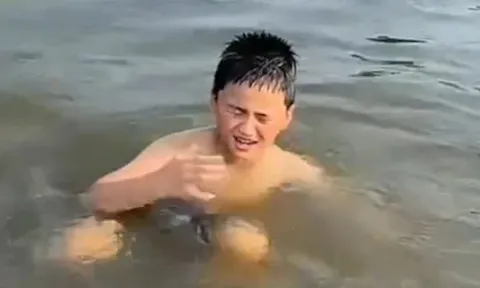 Mẹ trượt chân suýt chết đuối, bé trai 8 tuổi lập tức nhảy xuống cứu, câu nói sau đó khiến hàng triệu người nghẹn lòng