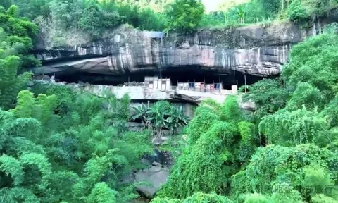 Sống trong hang đá giữa núi suốt hàng chục năm, vợ chồng già kiên quyết từ chối bán "ngôi nhà" này dù được trả hơn 19 tỷ đồng vì một lý do rất giản dị