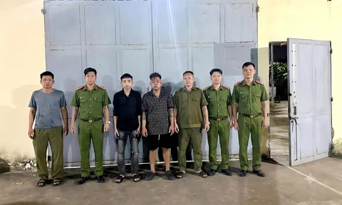 Mang dao rựa, mã tấu đi giải quyết mâu thuẫn tình cảm, Lâm Văn Quốc (SN 2005) và Nguyễn Văn Phúc (SN 2004) bị bắt