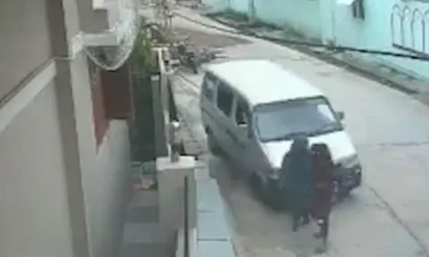Camera ghi lại khoảnh khắc ô tô lao tới như "tên bắn", hất văng hai phụ nữ đang đi bộ rồi tài xế bỏ trốn khỏi hiện trường