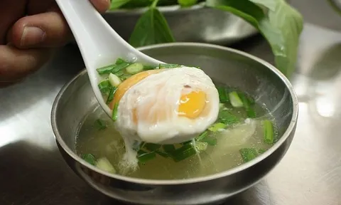 Thấy cháu gầy yếu, bà nội làm món trứng tưởng rất bổ, không ngờ bé trai 5 tuổi nôn ói, sốt cao và phải nhập viện khẩn cấp: Bác sĩ chỉ ra sai lầm nhiều người mắc phải