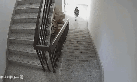 Bố chỉ rời mắt vài phút, bé trai 12 tuổi "nghịch dại" khiến cả công ty phải sơ tán khẩn cấp, một lúc sau văn phòng chỉ còn khói và tro
