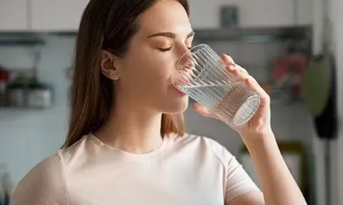 Đừng chỉ uống nước lọc sau bữa tối: 4 loại đồ uống được chuyên gia gợi ý giúp tiêu hóa tốt hơn, ngủ ngon hơn
