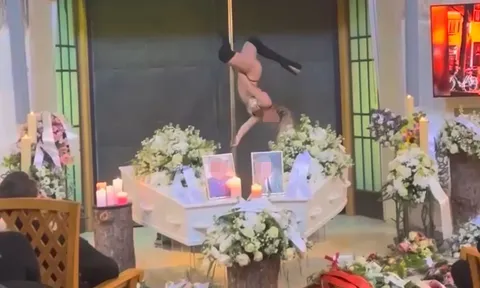 Đến dự đám tang, nhiều người không khỏi sững sờ khi chứng kiến cảnh tượng diễn ra ngay trước quan tài, lý do phía sau mới gây chú ý